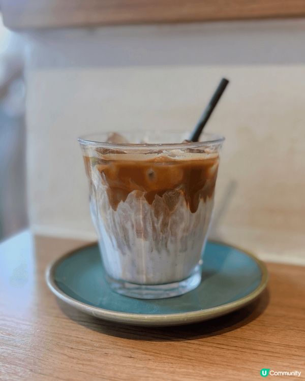 這是一間位於坪洲的咖啡小店，店內除了有咖啡外，亦提供一些輕食...