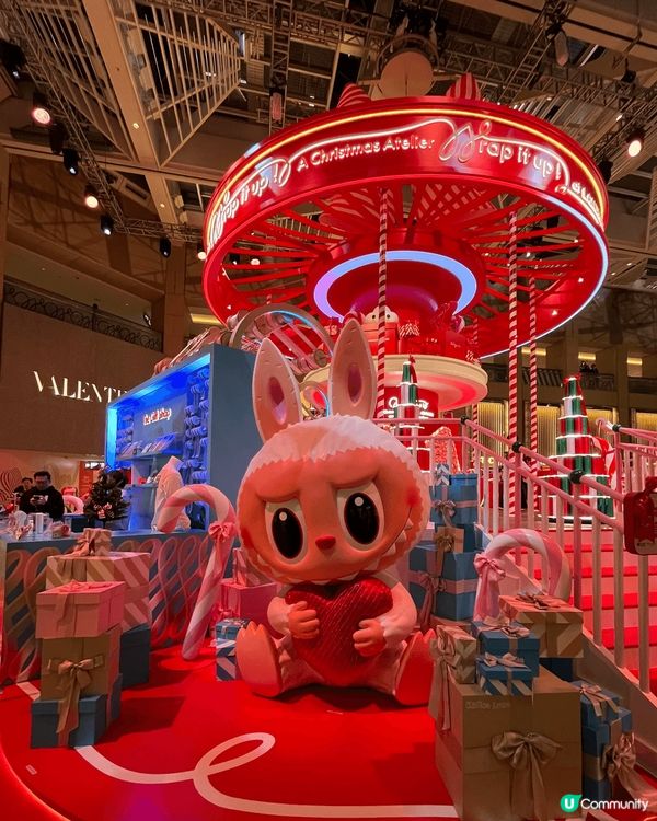 超巨型Labubu空降置地廣場，很吸睛又震撼！紅色佈景非常耀...