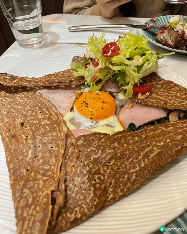 二人法式午餐，首先係香烤紅菜頭蘋果鴨肉酸麵包，略帶酸甜味的紅...