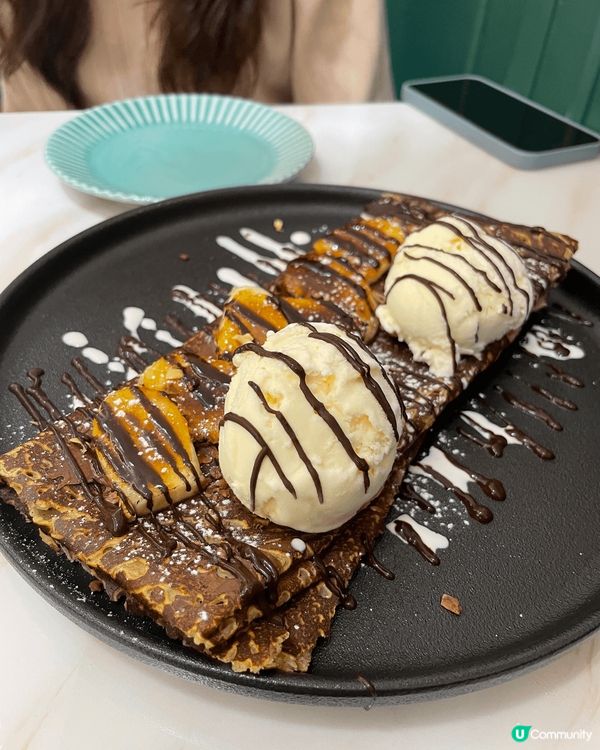 二人法式午餐，首先係香烤紅菜頭蘋果鴨肉酸麵包，略帶酸甜味的紅...