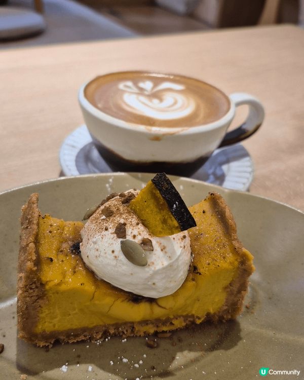 深水埗的小店十常八九，不定時開店，但它的南瓜批及咖啡非常之掂...