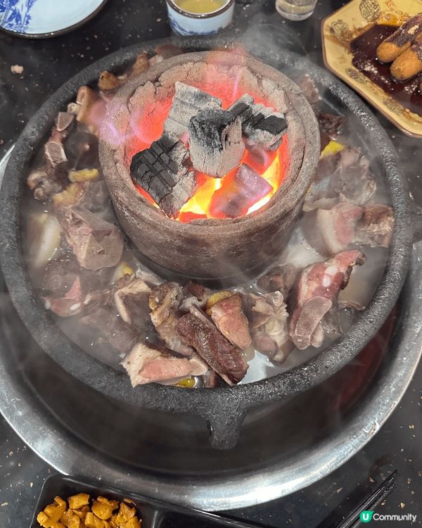 成都旅行品嚐當地的炭爐火鍋，在嚴寒的天氣中，這頓火鍋帶給我們...