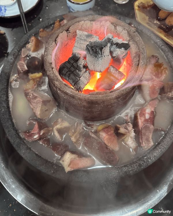 成都旅行品嚐當地的炭爐火鍋，在嚴寒的天氣中，這頓火鍋帶給我們...