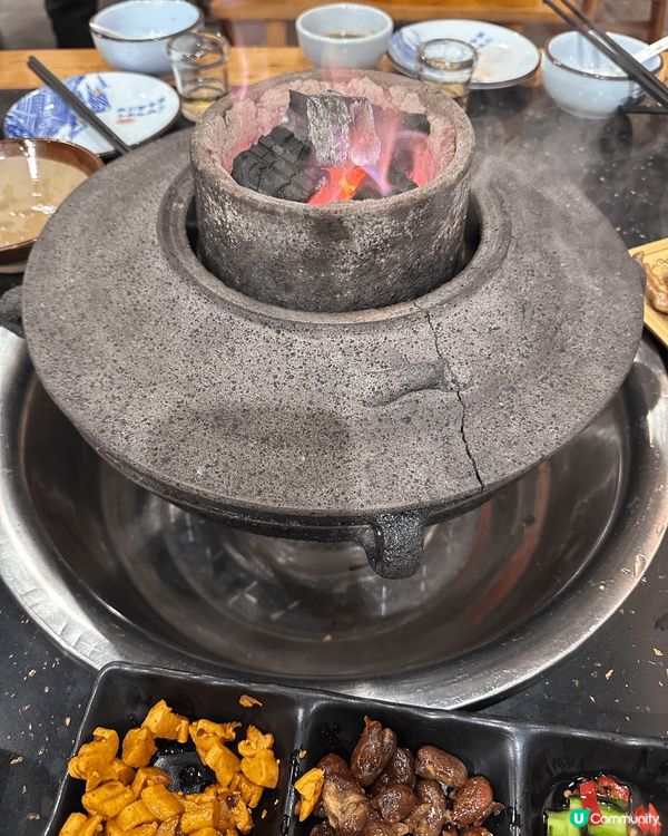 成都旅行品嚐當地的炭爐火鍋，在嚴寒的天氣中，這頓火鍋帶給我們...