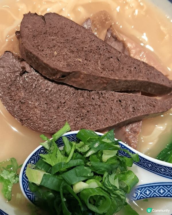 登龍街一家以日式白雞湯代替傳統大地魚傲湯的港版雲吞麵牛雜麵美...