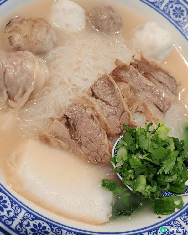 登龍街一家以日式白雞湯代替傳統大地魚傲湯的港版雲吞麵牛雜麵美...
