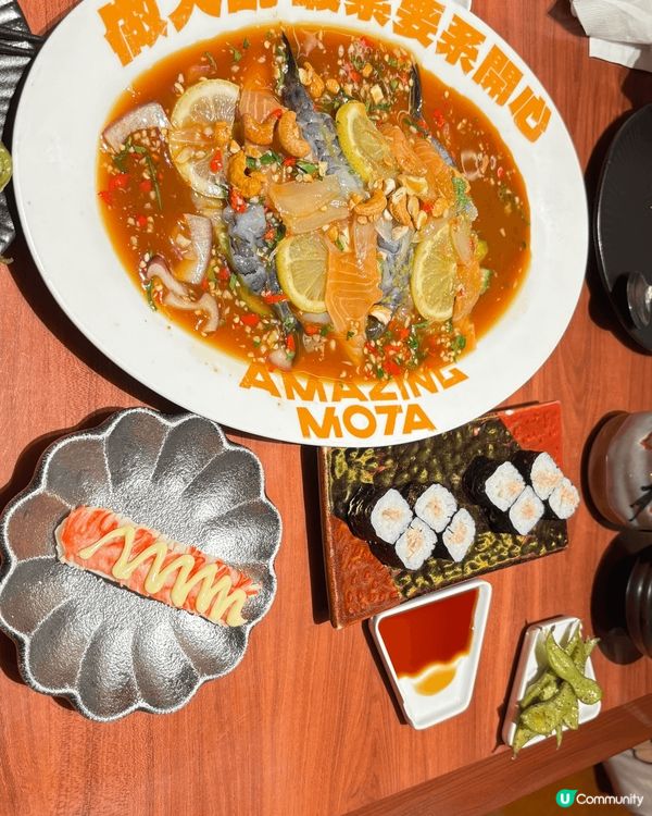 有擺著檸檬片等的泰式生醃，大蟹柳烏冬，還有豐富的壽喜鍋，盡顯...