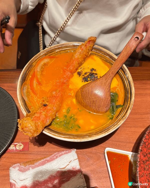 有擺著檸檬片等的泰式生醃，大蟹柳烏冬，還有豐富的壽喜鍋，盡顯...