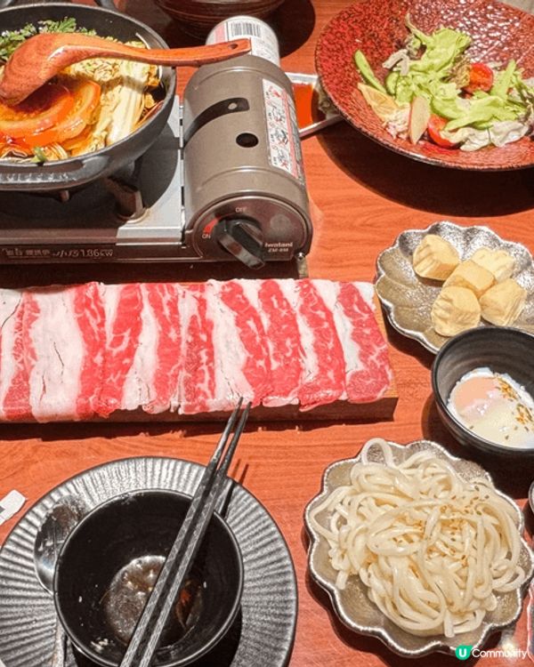 有擺著檸檬片等的泰式生醃，大蟹柳烏冬，還有豐富的壽喜鍋，盡顯...