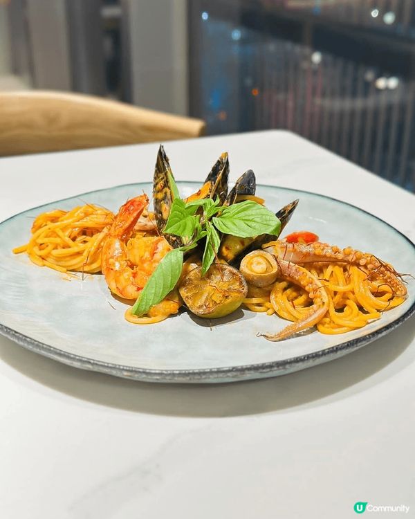 餐廳環境又大又靚，座位寛敞舒適，店員服務態度良好，入面仲有海...