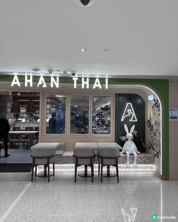 餐廳環境又大又靚，座位寛敞舒適，店員服務態度良好，入面仲有海...