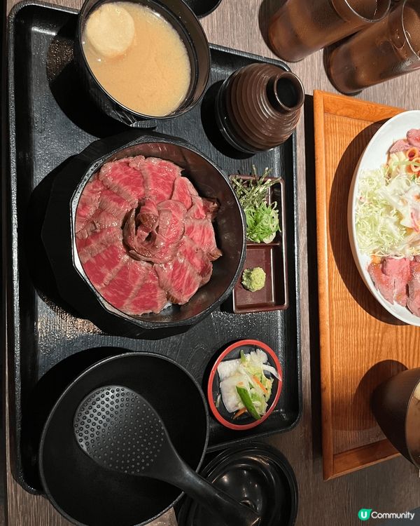 秋冬天去白川鄉景色美麗，隨處可見小紅葉，景色美麗，餐點多選擇...