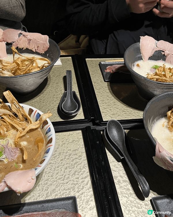 秋冬天去白川鄉景色美麗，隨處可見小紅葉，景色美麗，餐點多選擇...