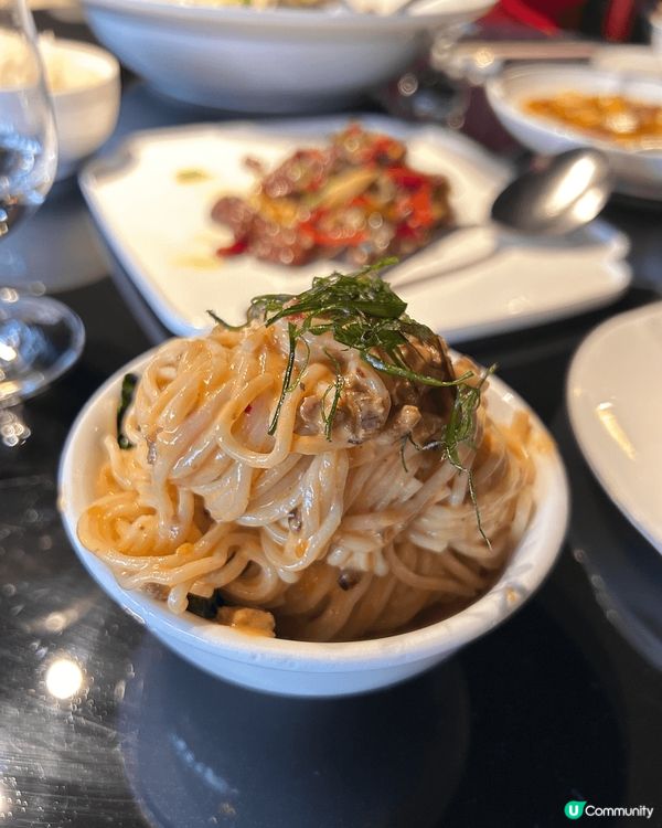 這間四川餐廳滿佈中西合璧的裝潢，舒適且有氣氛。各種菜式都精心...