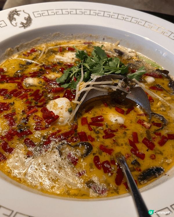 這間四川餐廳滿佈中西合璧的裝潢，舒適且有氣氛。各種菜式都精心...