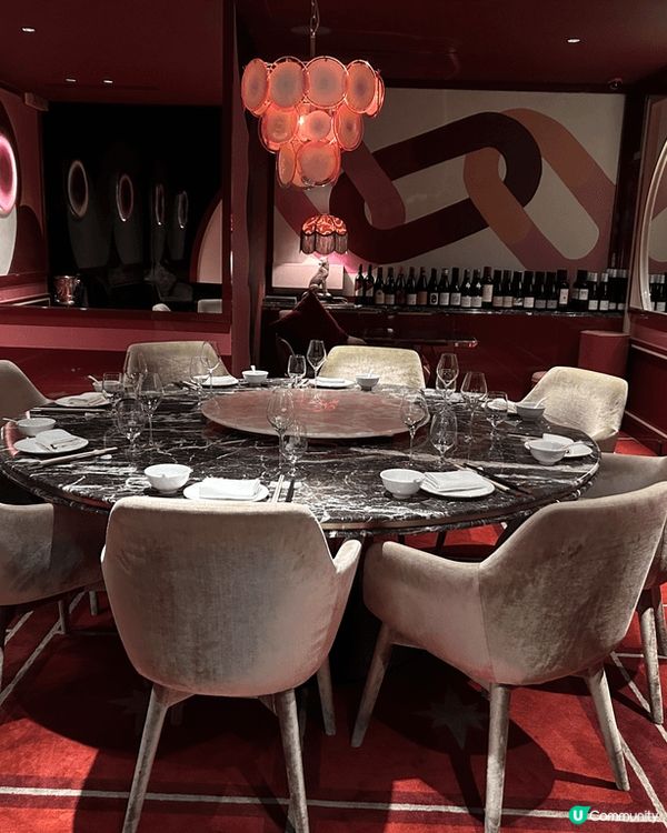 這間四川餐廳滿佈中西合璧的裝潢，舒適且有氣氛。各種菜式都精心...