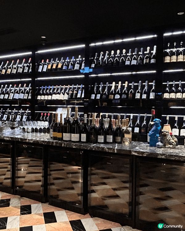 這間四川餐廳滿佈中西合璧的裝潢，舒適且有氣氛。各種菜式都精心...