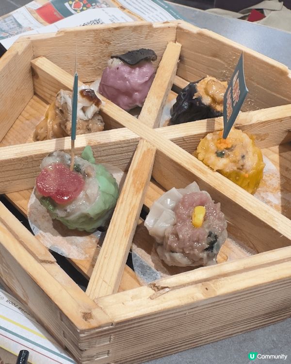 星期日去左一間幾有特色的茶餐廳 「龍點心」佢地每一款點心都好...