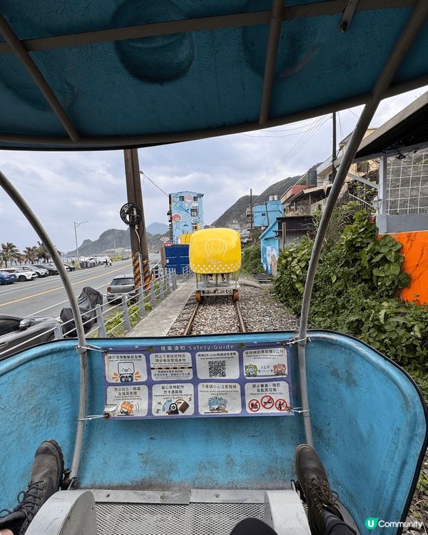 介紹番台北郊區基隆市，位於深奧支線的八斗子站有個鐵軌單車，岩...