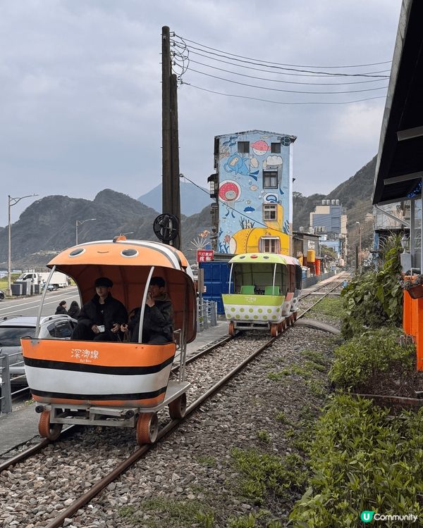 介紹番台北郊區基隆市，位於深奧支線的八斗子站有個鐵軌單車，岩...