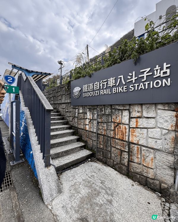介紹番台北郊區基隆市，位於深奧支線的八斗子站有個鐵軌單車，岩...