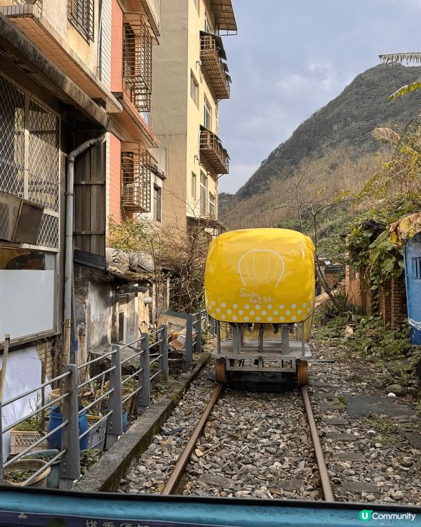 介紹番台北郊區基隆市，位於深奧支線的八斗子站有個鐵軌單車，岩...