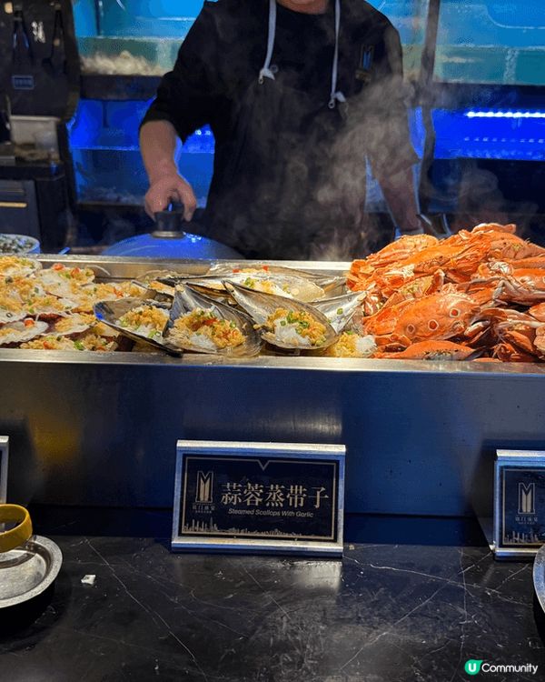 上深圳尋覓美食，第一站京味張烤鴨店，皮脆肉嫩，配上不同配菜醬...