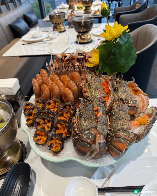 上深圳尋覓美食，第一站京味張烤鴨店，皮脆肉嫩，配上不同配菜醬...