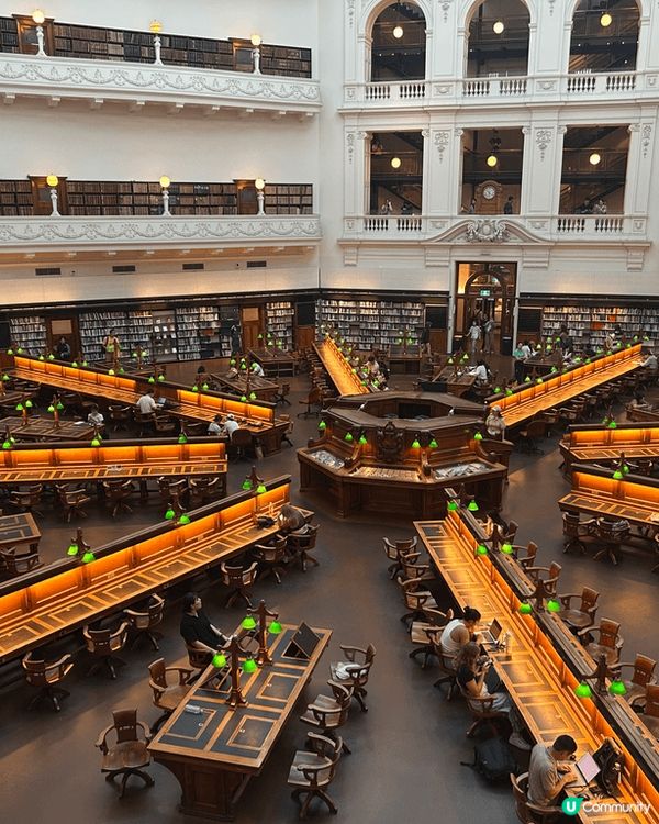 上深圳尋覓美食，第一站京味張烤鴨店，皮脆肉嫩，配上不同配菜醬...