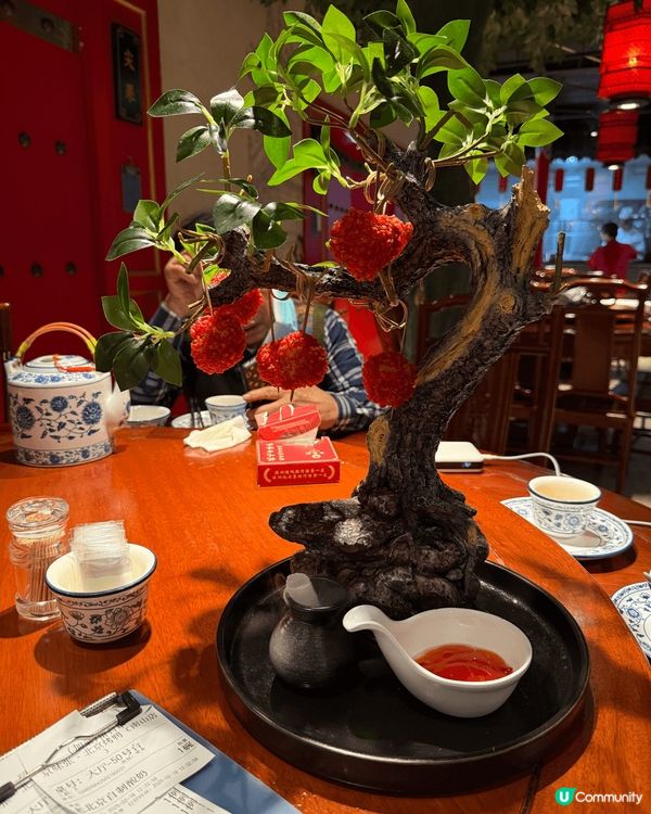 上深圳尋覓美食，第一站京味張烤鴨店，皮脆肉嫩，配上不同配菜醬...