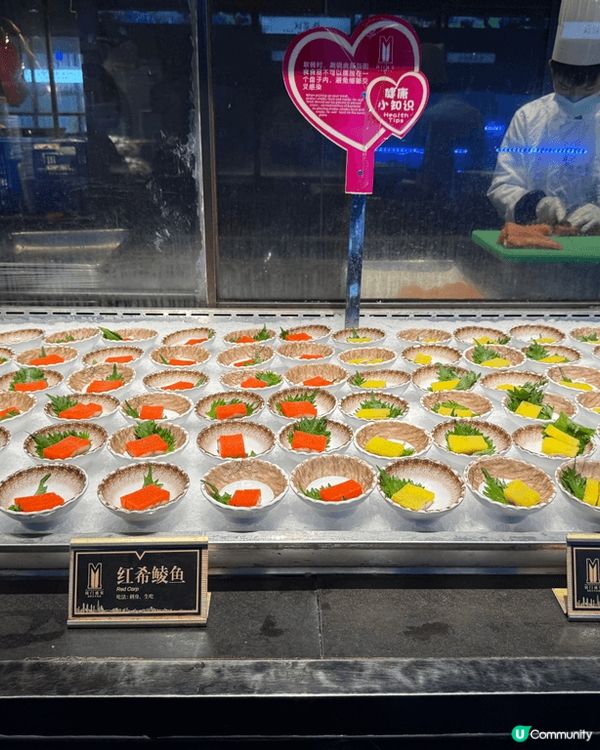 上深圳尋覓美食，第一站京味張烤鴨店，皮脆肉嫩，配上不同配菜醬...