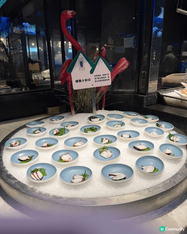 上深圳尋覓美食，第一站京味張烤鴨店，皮脆肉嫩，配上不同配菜醬...