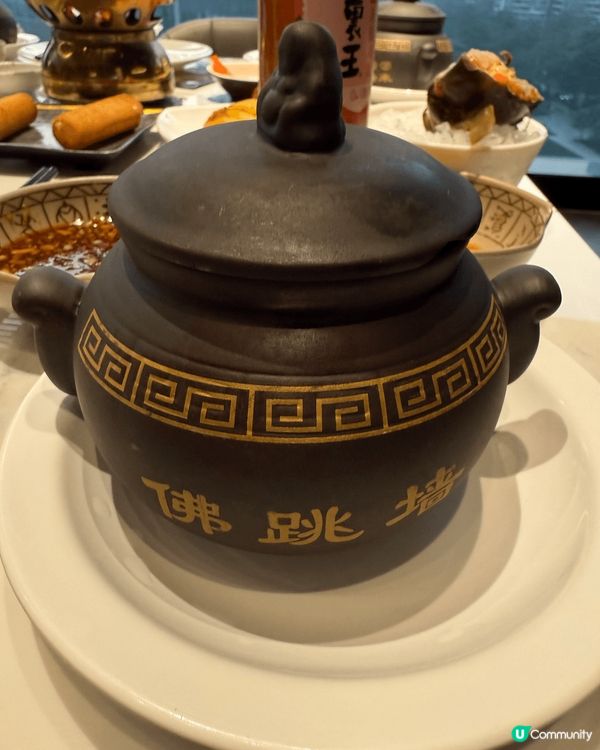 上深圳尋覓美食，第一站京味張烤鴨店，皮脆肉嫩，配上不同配菜醬...