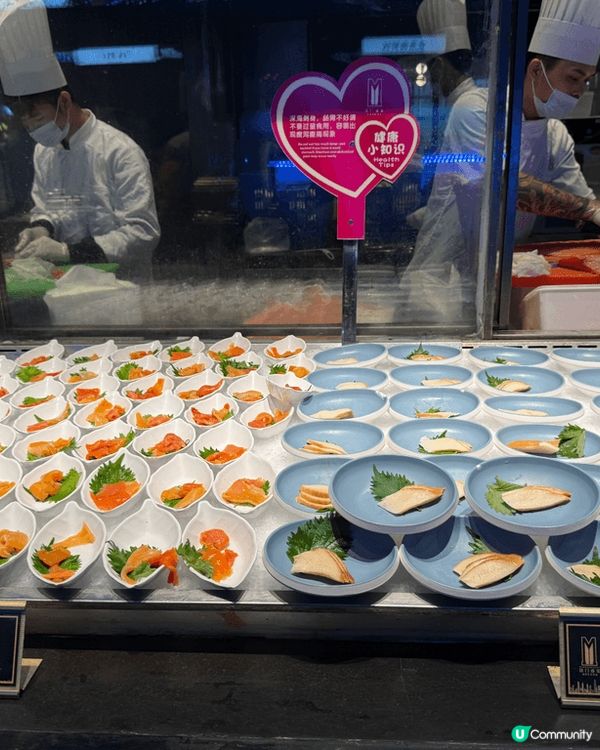 上深圳尋覓美食，第一站京味張烤鴨店，皮脆肉嫩，配上不同配菜醬...