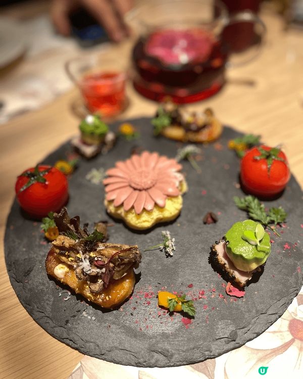 位於深圳萬象天地的「花廚island 」，在入口處已花見處處...