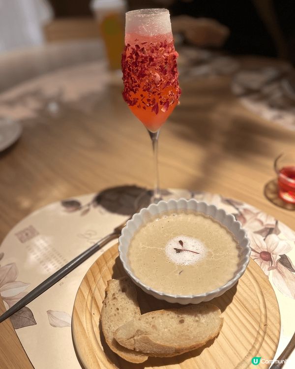 位於深圳萬象天地的「花廚island 」，在入口處已花見處處...