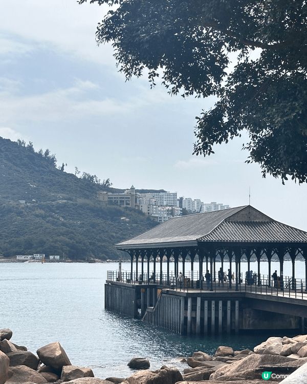 赤柱係個好多遊客都鍾意既地方，除左有酒吧可以一邊飲野放鬆，附...