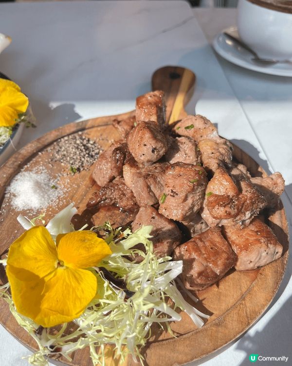 Layback Cafe & Bar 位於銅鑼灣時代廣場附近...