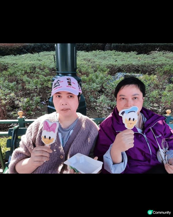 我們去酒樓飲茶吃點心炒麵等和去迪士尼吃雪糕，欣賞美食。
