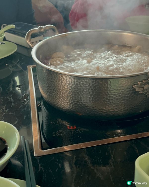 深圳紅山6979的四季椰林椰子雞好吃，豬肉肉質鮮嫩。雞湯湯底...