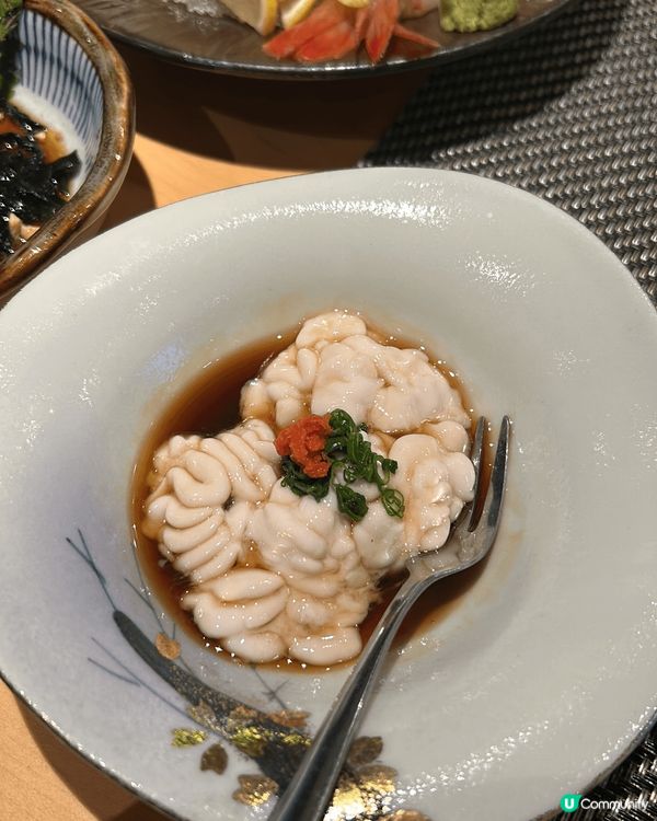 寧靜的居酒屋配搭生啤與螢光油魚，重點一定是最愛的白子，當然不...