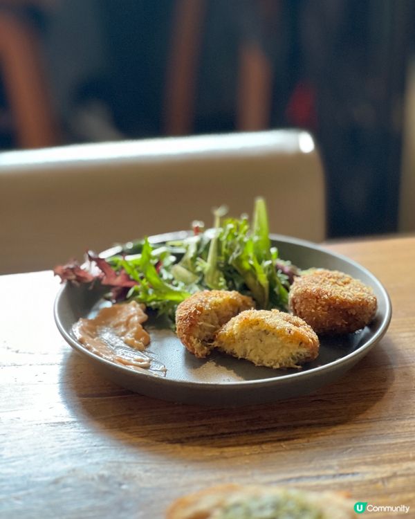 《工業風打卡Cafe🔥睇住電車路食野幾Chill》