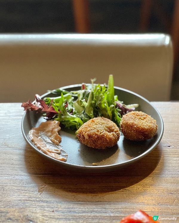 《工業風打卡Cafe🔥睇住電車路食野幾Chill》