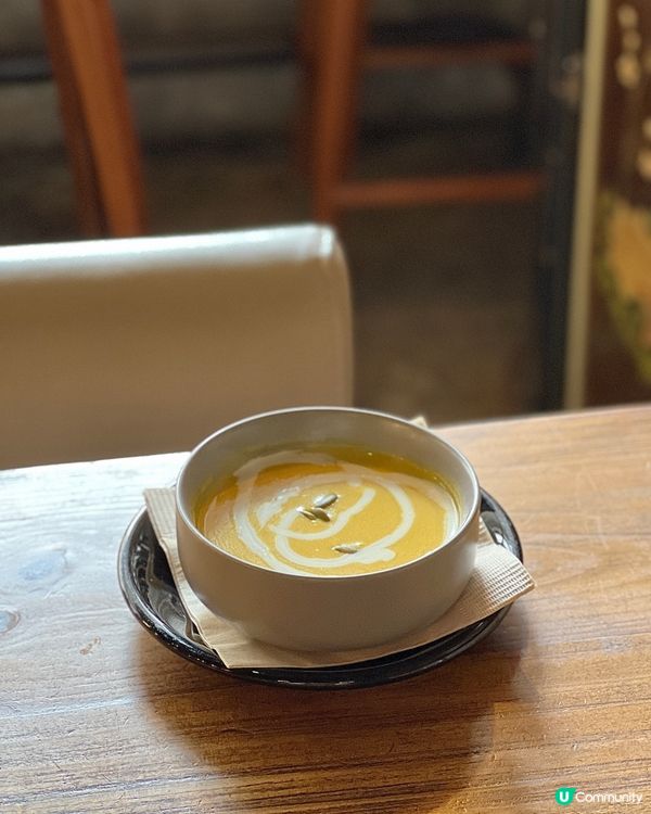 《工業風打卡Cafe🔥睇住電車路食野幾Chill》