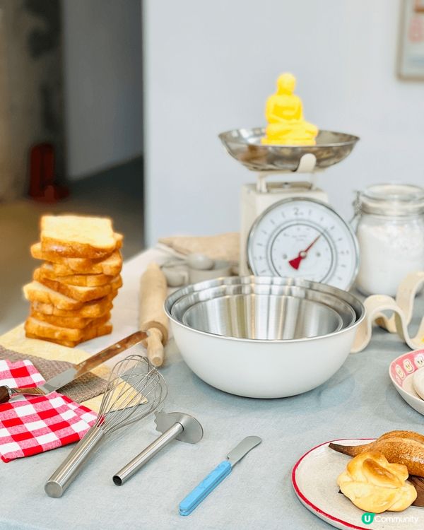 將麵包帶進了藝廊，利⽤真假食物的碰撞，對藝術和食物. 的本質...