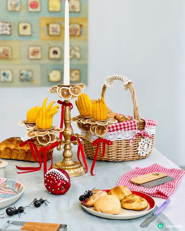 將麵包帶進了藝廊，利⽤真假食物的碰撞，對藝術和食物. 的本質...