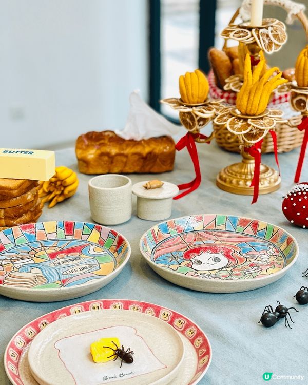 將麵包帶進了藝廊，利⽤真假食物的碰撞，對藝術和食物. 的本質...