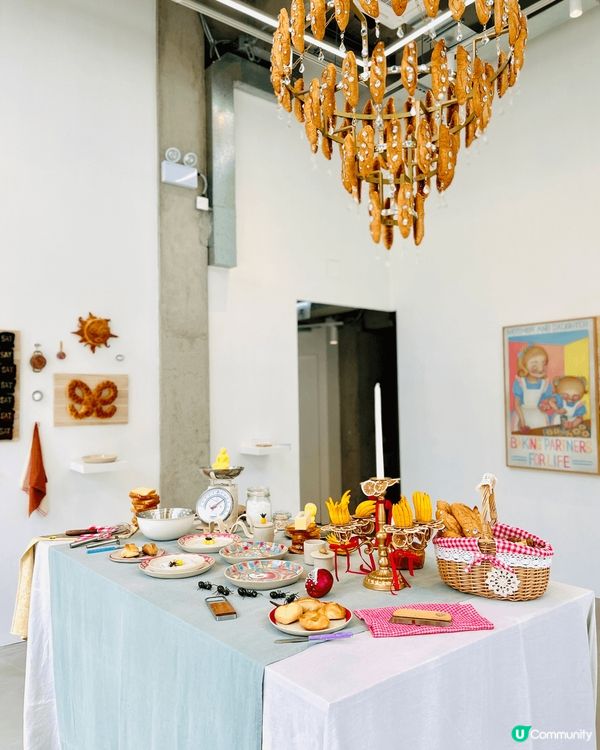 將麵包帶進了藝廊，利⽤真假食物的碰撞，對藝術和食物. 的本質...