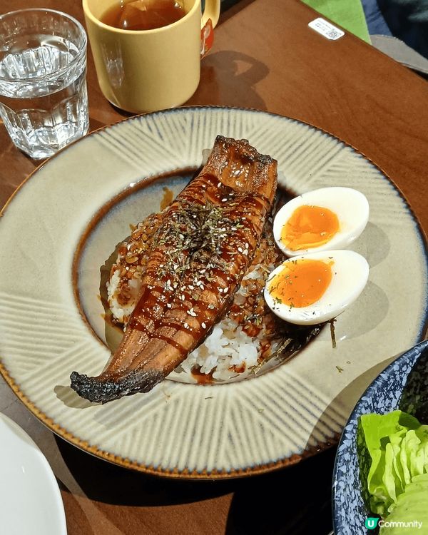 同閨蜜食飯，當然唔少得沙律，主菜加甜品啦！首先個牛油果果仁三...