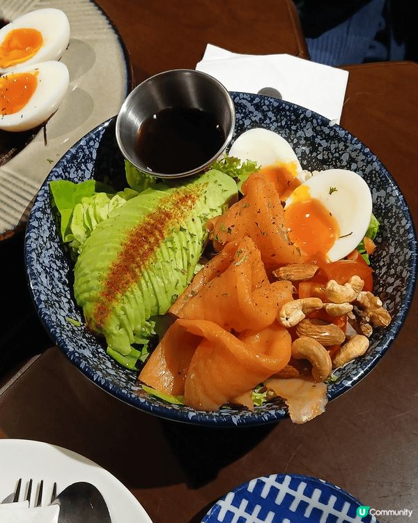 同閨蜜食飯，當然唔少得沙律，主菜加甜品啦！首先個牛油果果仁三...